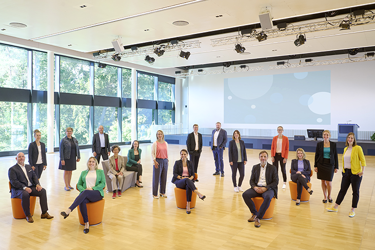 Team der Abteilung Veranstaltungen und Kongresse im Großen Saal des Tagungszentrums