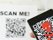 Bild: jemand scant einen betrügerischen QR-Code mit dem Smartphone