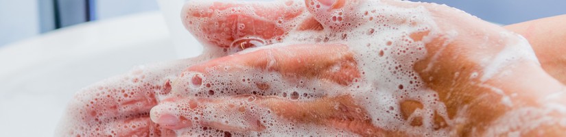 Zwei Hände sind mit Seife eingeschäumt.