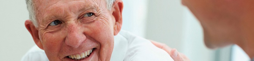 Ein älterer Mann lächelt in die Kamera.