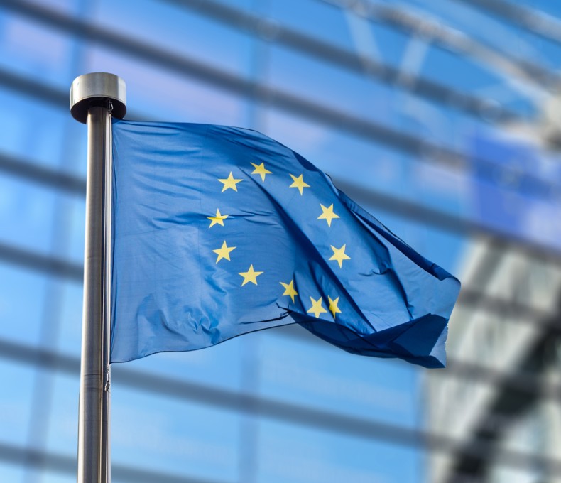 EU-Flagge vor dem EU-Parlament in Brüssel.