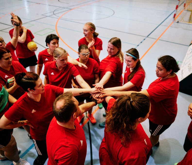  Das Bild zeigt das TeamSOD Handball bei einer Sportveranstaltung. 