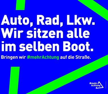 Das Bild zeigt ein Motiv der Kampagne #mehrAchtung. Darauf steht: Auto, Rad, Lkw. Wir sitzen alle im selben Boot.