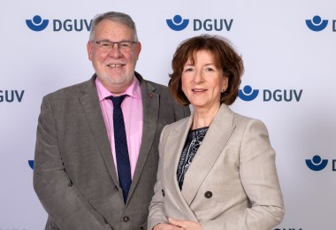 Bernhard Wagner (links) und Gabriele Axmann (rechts), die Vorsitzenden der Mitgliederversammlung der DGUV
