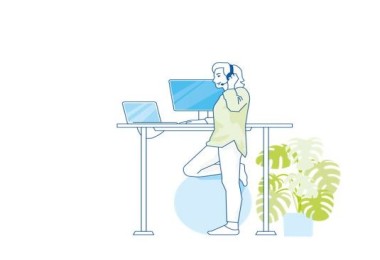 Illustration einer Person mit Headset, die an einem höhenverstellbaren Schreibtisch steht. Sie arbeitet an zwei Monitoren und stützt ein Bein auf einem Gymnastikball. Neben dem Tisch steht eine große Topfpflanze.
